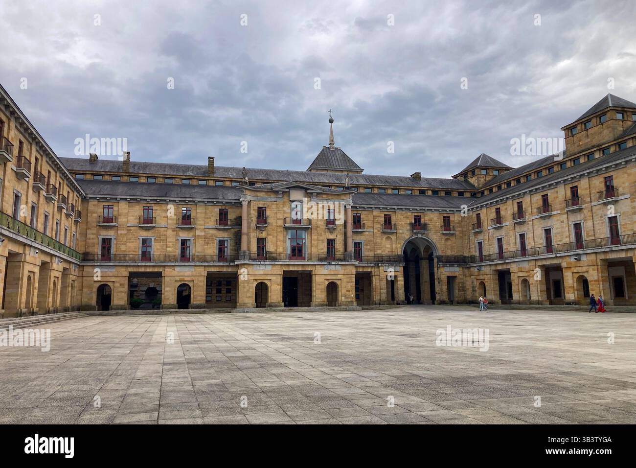 GIJON, SPAGNA - 5 APRILE 2025: Universidad Laboral de Gijón, originariamente costruito come centro educativo per orfani - Immagine stock catturata con smartphone