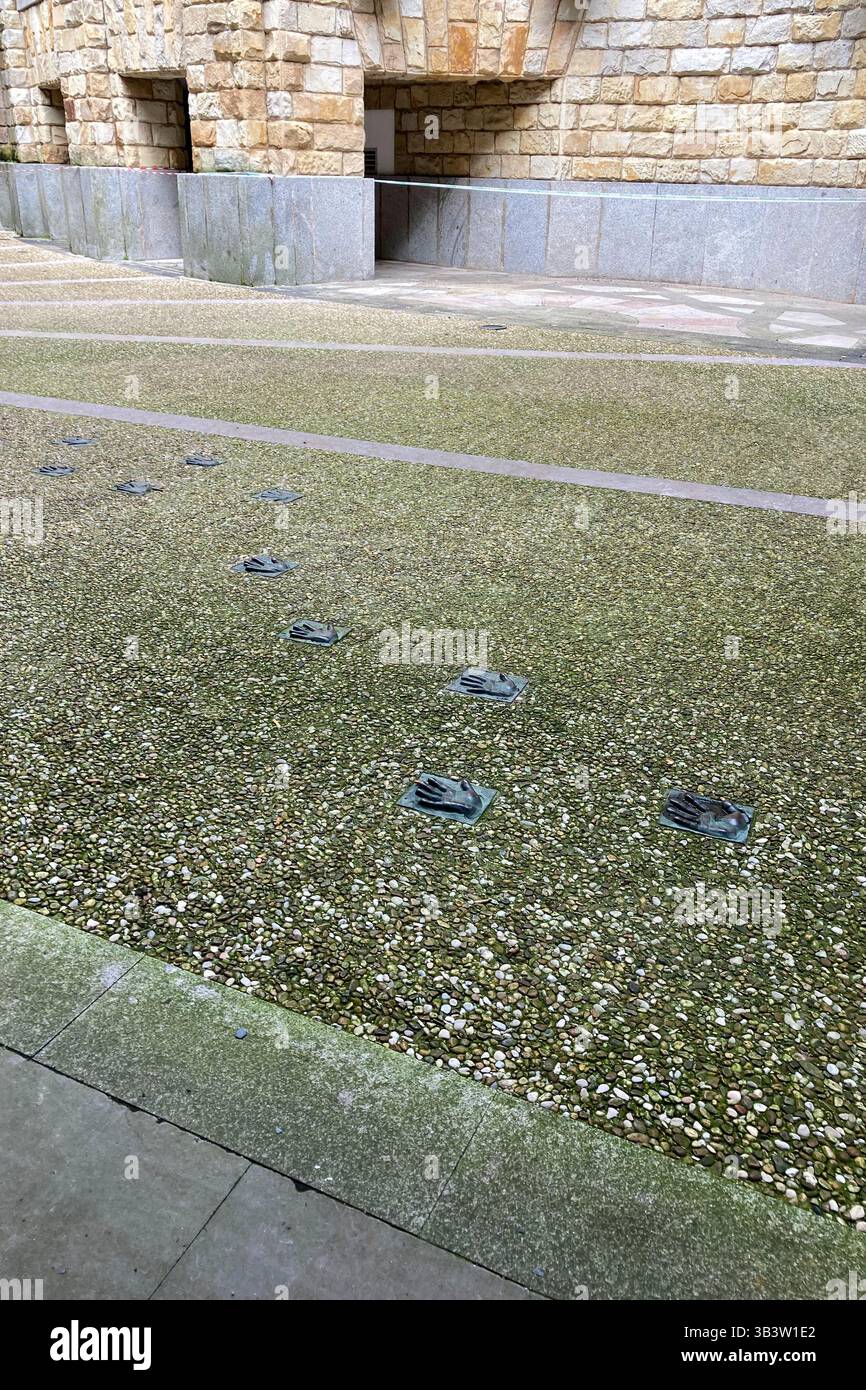 GIJON, SPAGNA - 5 APRILE 2025: Universidad Laboral de Gijón, originariamente costruito come centro educativo per orfani - Immagine stock catturata con smartphone