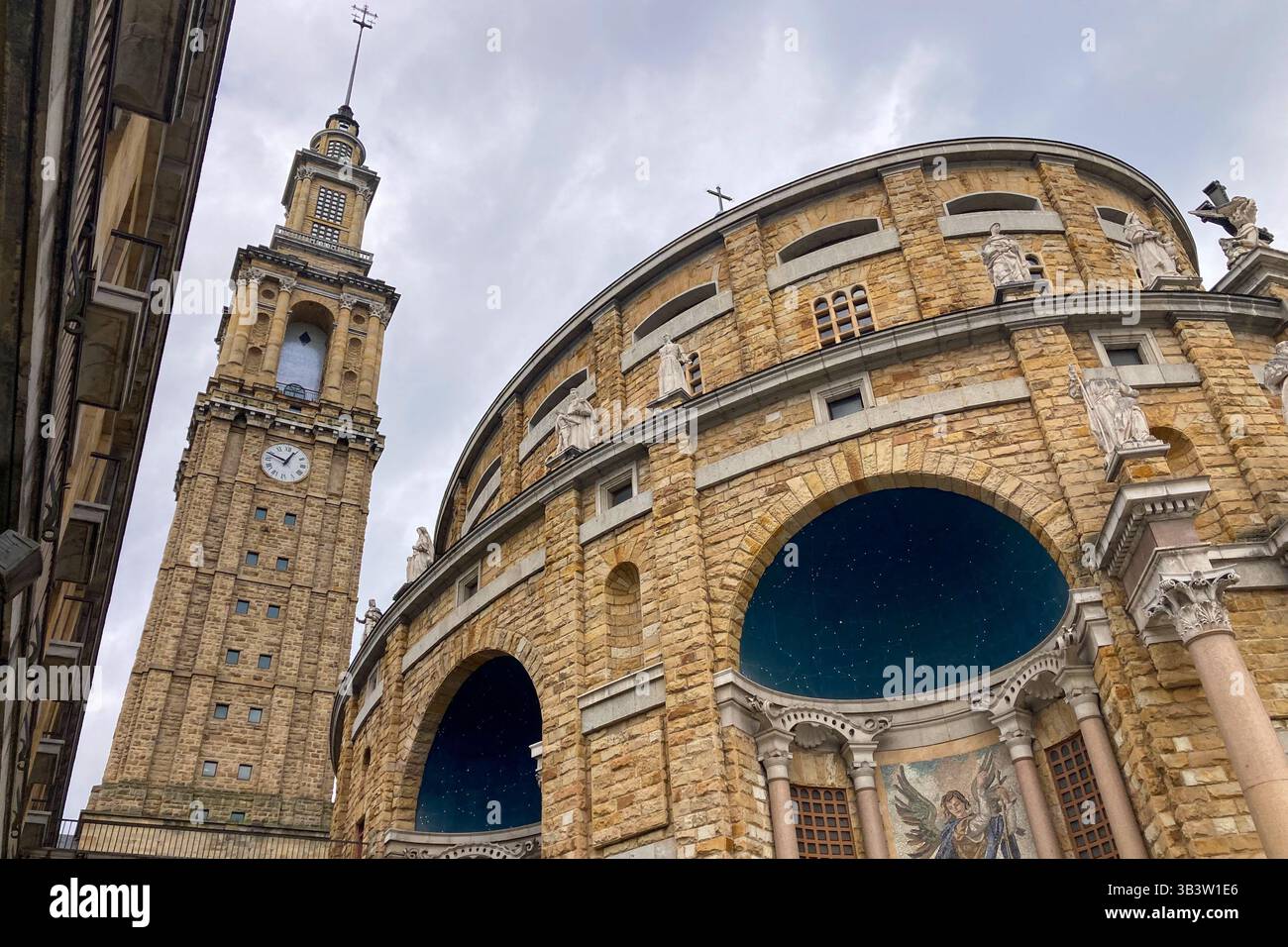 GIJON, SPAGNA - 5 APRILE 2025: Universidad Laboral de Gijón, originariamente costruito come centro educativo per orfani - Immagine stock catturata con smartphone