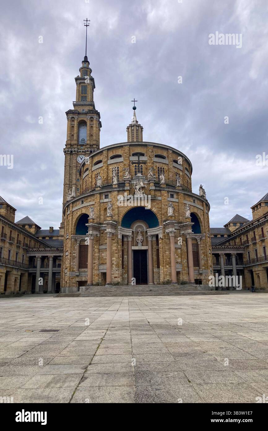 GIJON, SPAGNA - 5 APRILE 2025: Universidad Laboral de Gijón, originariamente costruito come centro educativo per orfani - Immagine stock catturata con smartphone