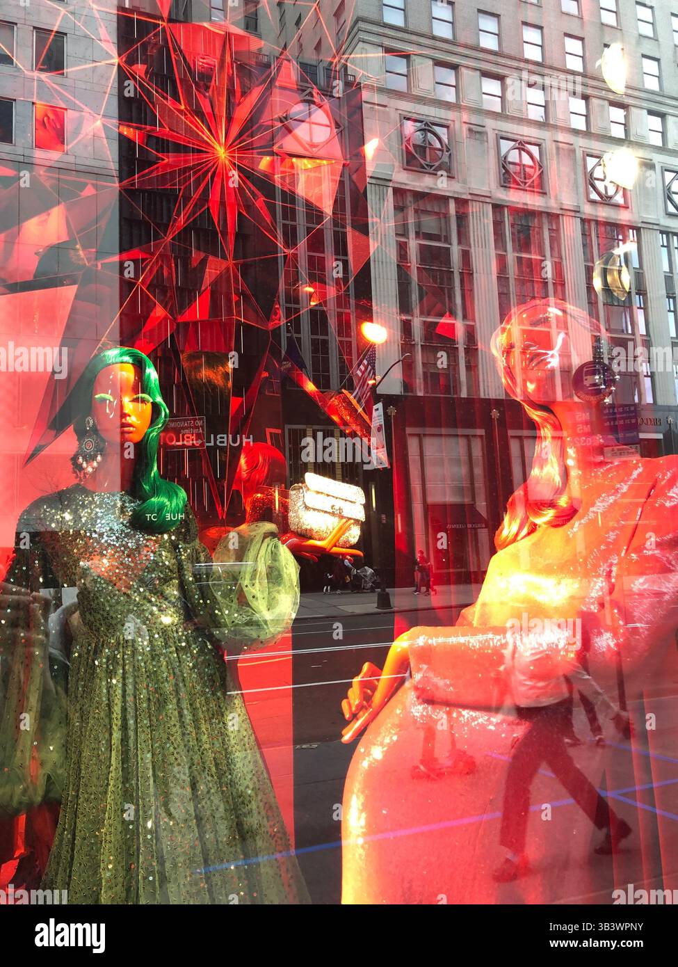 NYC Fifth Avenue espone Bergdorf Goodman vetrina colorata del negozio di manichini di moda Manhattan, negozi di lusso a New York Foto Stock