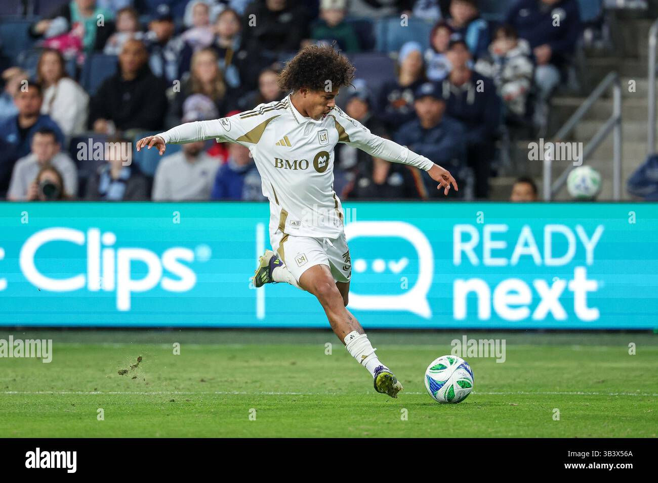 Kansas City, Kansas, Stati Uniti. 22 marzo 2025. L'attaccante del Los Angeles FC David Martinez (30) calcia la palla contro lo Sporting Kansas City durante il primo tempo di una partita di calcio della MLS al Childrens Mercy Park di Kansas City, Kansas. David Smith/CSM/Alamy Live News Foto Stock