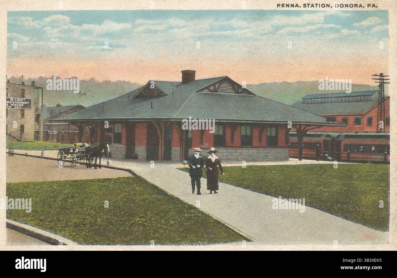 Cartolina della stazione della Pennsylvania Railroad che una volta si trovava all'angolo tra Eighth Street e Meldon Avenue a Donora. Il timbro postale è 1922. La stazione non esiste più. La Carnegie Steel Company costruì una struttura nel 1902 e la Donora Zinc Works iniziò la produzione nel 1915. Queste industrie portarono molti lavoratori, tra cui immigrati, e Donora crebbe rapidamente, diventando un importante centro industriale nella Mon Valley. Nel 1908, la stazione di Donora era il più grande hub merci della Mon Valley, riflettendo l'importanza della città nei trasporti. Foto Stock