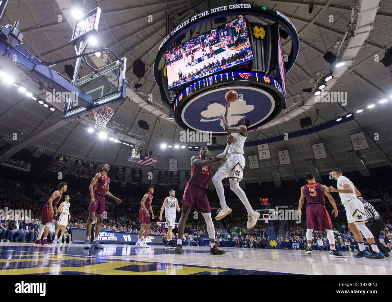27 gennaio 2018: Una visione generale come la guardia di Notre Dame T.J. Gibbs Jr. (10) va a segno e l'attaccante della Virginia Tech Chris Clarke (15) difende durante la partita di pallacanestro NCAA tra i Notre Dame Fighting Irish e i Virginia Tech Hokies al Purcell Pavilion al Joyce Center di South Bend, Indiana. Virginia Tech sconfisse Notre Dame 80-75. John Mersits/CSM(immagine di credito: &Copy; John Mersits/CSM tramite cavo ZUMA) Foto Stock