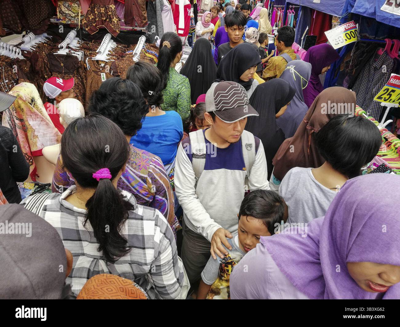 28 gennaio 2018 - Giacarta, Giacarta, Indonesia - Giacarta, Indonesia, 28 gennaio 2018 : dopo 100 giorni di Giacarta nuovo Governatore e vice : ANIES BASWEDAN e SANDIAGA uno che governano Giacarta, lo sviluppo di Giacarta che va indietro come caostico accadendo al mercato Tanah Abang lasciando che le persone vendano per strada, la situazione all'Aquarium Village che ancora non hanno soluzione, e la normalizzazione del fiume Ciliwung che ha abbandonato quando nell'era Ahok la normalizzazione sta andando bene. L'unico progresso è rappresentato dagli sviluppatori del nuovo mercato del pesce all'Aquarium Village. Anche se sono state prese molte decisioni controverse Foto Stock