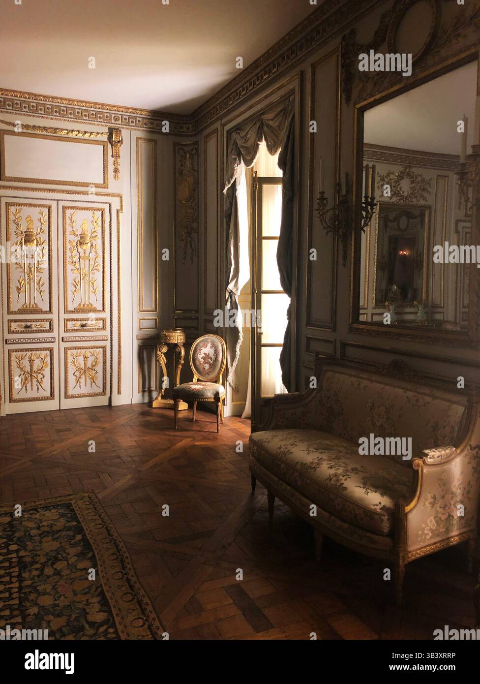 Gli amanti dell'arte di New York visitano il MET di Manhattan per vedere la mostra di fama mondiale all'interno del museo storico Foto Stock