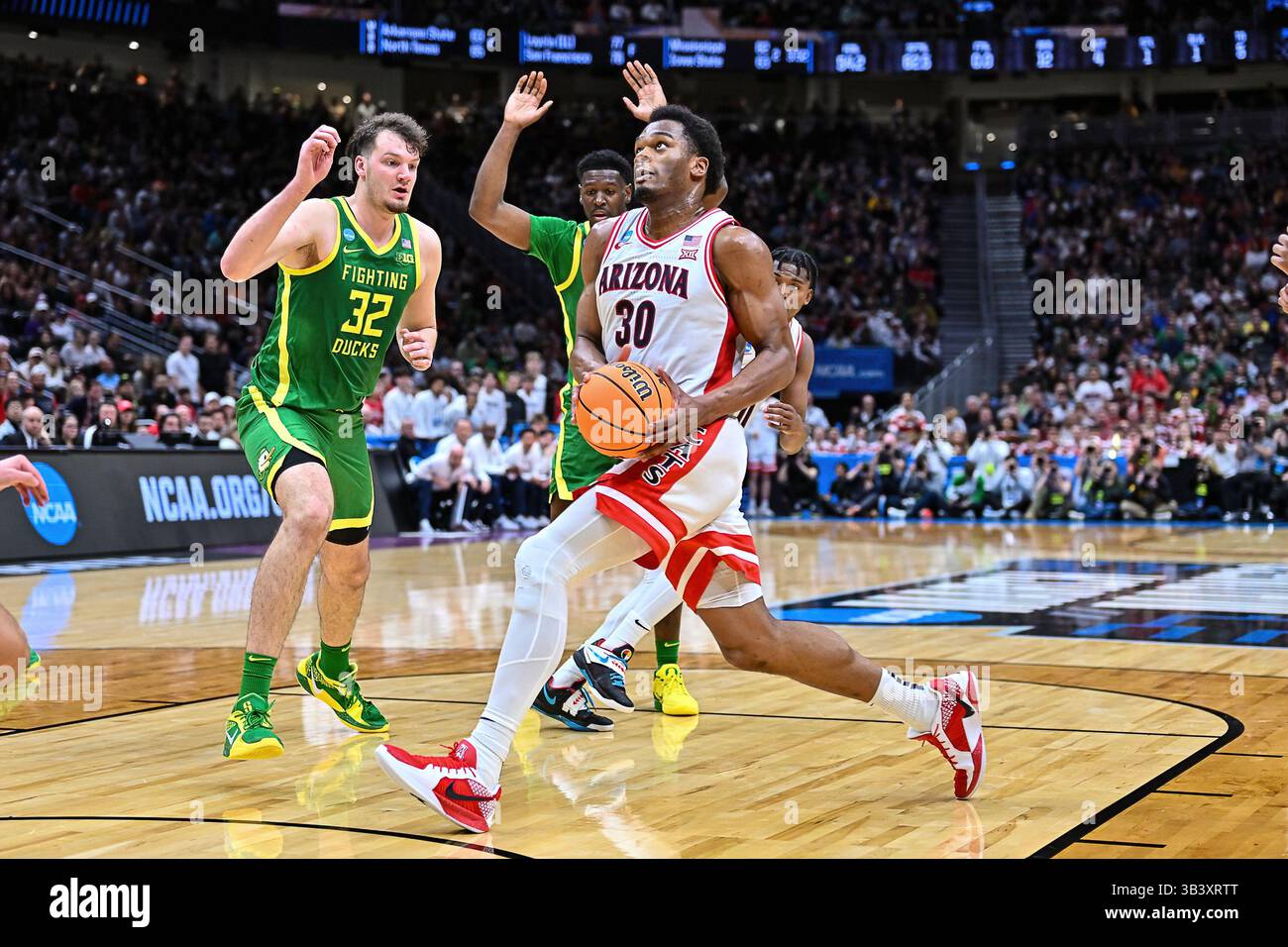 Seattle, Washington, Stati Uniti. 23 marzo 2025. L'attaccante degli Arizona Wildcats Tobe Awaka (30) sposta la palla all'interno durante la partita di pallacanestro del secondo turno della NCAA West Region tra gli Oregon Ducks e gli Arizona Wildcats a Seattle, Washington. Steve Faber/CSM/Alamy Live News Foto Stock