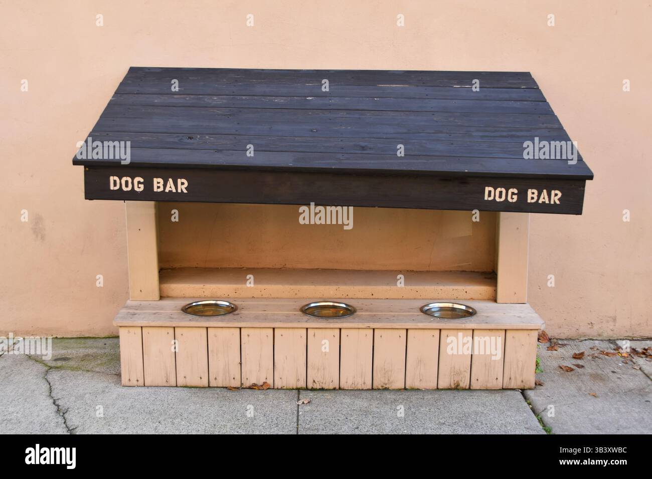 Bar per cani, cuccia con ciotole per cani, ristorante in cui sono ammessi gli animali domestici Foto Stock