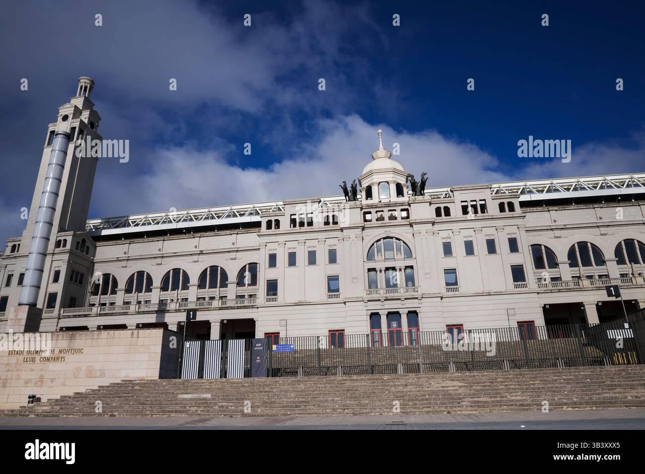 Barcellona, Spagna. 29 aprile 2025. Una vista generale all'esterno dell'Estadi Olimpic Lluis Companys è visibile prima della passeggiata del FC Internazionale alla vigilia della semifinale di UEFA Champions League 2024/25 contro il Barcellona. Crediti: Nicolò campo/Alamy Live News Foto Stock