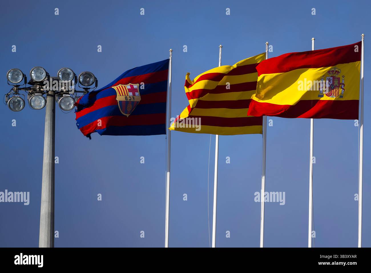 Barcellona, Spagna. 29 aprile 2025. Le bandiere di Barcellona, ​​Catalonia e Spagna sventolano all'Estadi Olimpic Lluis Companys durante la passeggiata del FC Internazionale alla vigilia della semifinale di UEFA Champions League 2024/25 contro il Barcellona. Crediti: Nicolò campo/Alamy Live News Foto Stock