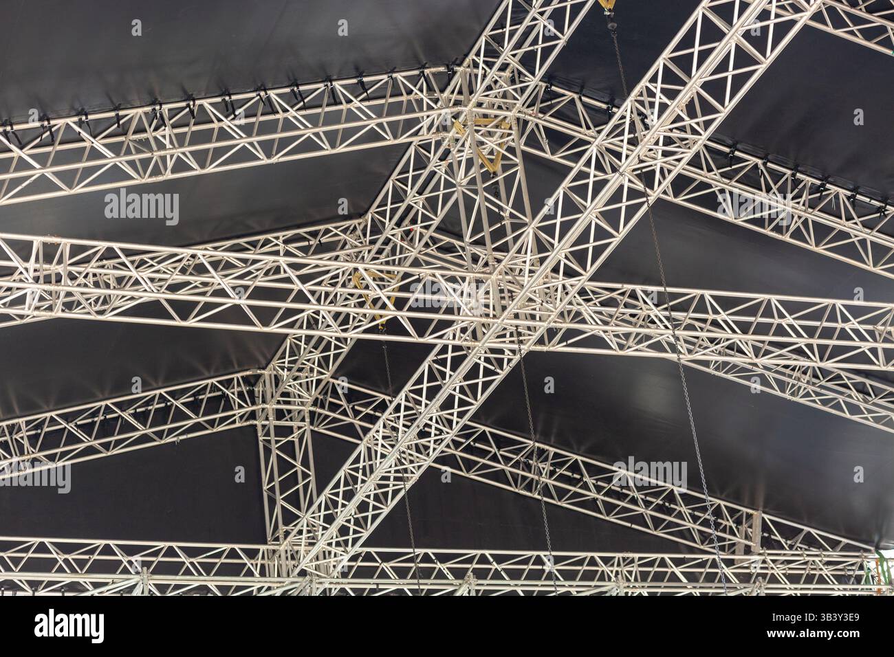 Vista del tetto con capriata in metallo, che mostra il design strutturale e l'eleganza industriale. Elementi di una struttura modulare prefabbricata del tetto per un mobile Foto Stock