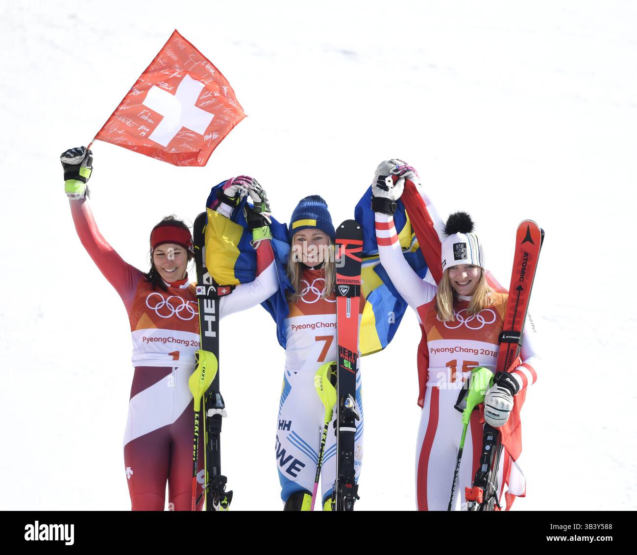 16 febbraio 2018 - Pyeongchang, Corea del Sud - da sinistra a destra, la medaglia d'argento WENDY HOLDENER della Svizzera, la medaglia d'oro FRIDA HANSDOTTER della Svezia e la medaglia di bronzo KATHARINA GALLHUBER dell'Austria celebrano nello stand dei premi dopo l'evento Slalom femminile venerdì 16 febbraio 2018 presso il Centro Alpino Yongpyang ai Giochi Olimpici invernali di Pyeongchang. Foto di Mark Reis, ZUMA Press/The Gazette (immagine di credito: © Mark Reis via ZUMA Wire) Foto Stock