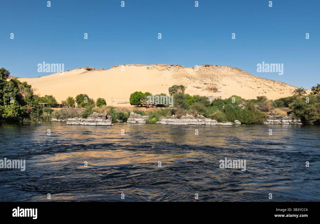 Rocce di granito nelle rapide acque del fiume Nilo vicino ad Assuan in Egitto Foto Stock