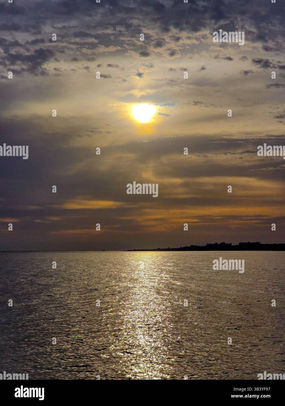 L'alba dorata wıth è un bellissimo cielo sopra il fiume. - Immagine stock catturata con smartphone