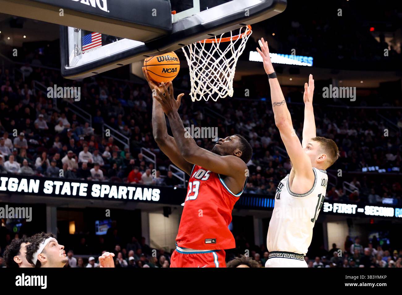 Cleveland, Ohio, Stati Uniti. 23 marzo 2025. Il centro neozelandese di Lobos Nelly Junior Joseph (23) va per un layup durante la seconda metà del torneo di pallacanestro maschile New Mexico vs Michigan State NCAA - South Region - 2° round alla Rocket Arena di Cleveland, Ohio. Brian Fisher/CSM/Alamy Live News Foto Stock