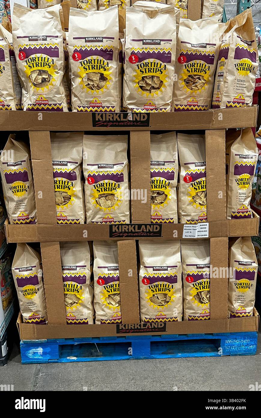BAXTER, MN - 29 AUG 2024: Esposizione di sacchetti di strisce di tortilla Kirkland in vendita presso il negozio Costco. Foto Stock