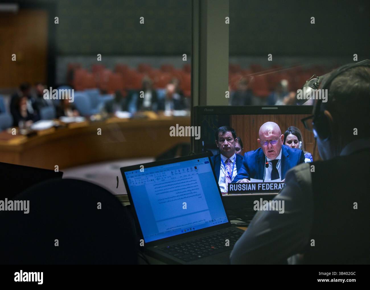 New York, New York, Stati Uniti. 29 aprile 2025. VASSILY NEBENZIA, rappresentante permanente della Russia presso le Nazioni Unite, è proiettata sullo schermo di un interprete mentre i membri delle Nazioni Unite si riuniscono al Consiglio di sicurezza per affrontare il conflitto in Ucraina, con discussioni di cessate il fuoco in prima linea nei colloqui diplomatici in corso (Credit Image: © Bianca Otero/ZUMA Press Wire) SOLO USO EDITORIALE! Non per USO commerciale! Foto Stock