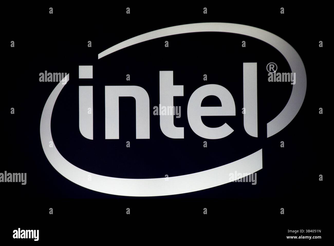 26 febbraio 2018 - l'Hospitalet De Llobregat, Catalogna, Spagna - un logo "intel" è illuminato all'esterno del padiglione intel in occasione dell'annuale Mobile World Congress di Barcellona, uno degli eventi più importanti per le tecnologie mobili e una piattaforma di lancio per smartphone, tecnologie future, dispositivi e periferiche apre le sue porte. L'edizione 2018 si basa sul tema "Creating a Better Future" (Credit Image: © Matthias Oesterle via ZUMA Wire) Foto Stock