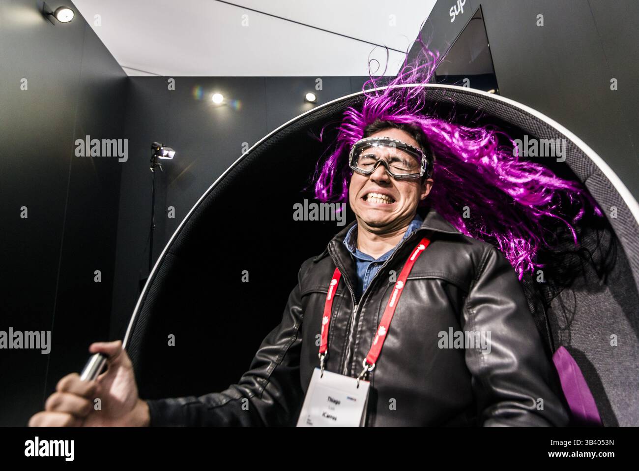26 febbraio 2018 - l'Hospitalet De Llobregat, Catalogna, Spagna - Un visitatore si trova di fronte a una pistola aerea mentre prova la "super slow mo experence" di Samsung al Mobile World Congress 2018 di Barcellona, uno degli eventi più importanti per le tecnologie mobili e una piattaforma di lancio per smartphone, tecnologie future, dispositivi e periferiche apre le sue porte. L'edizione 2018 si basa sul tema "Creating a Better Future" (Credit Image: © Matthias Oesterle via ZUMA Wire) Foto Stock