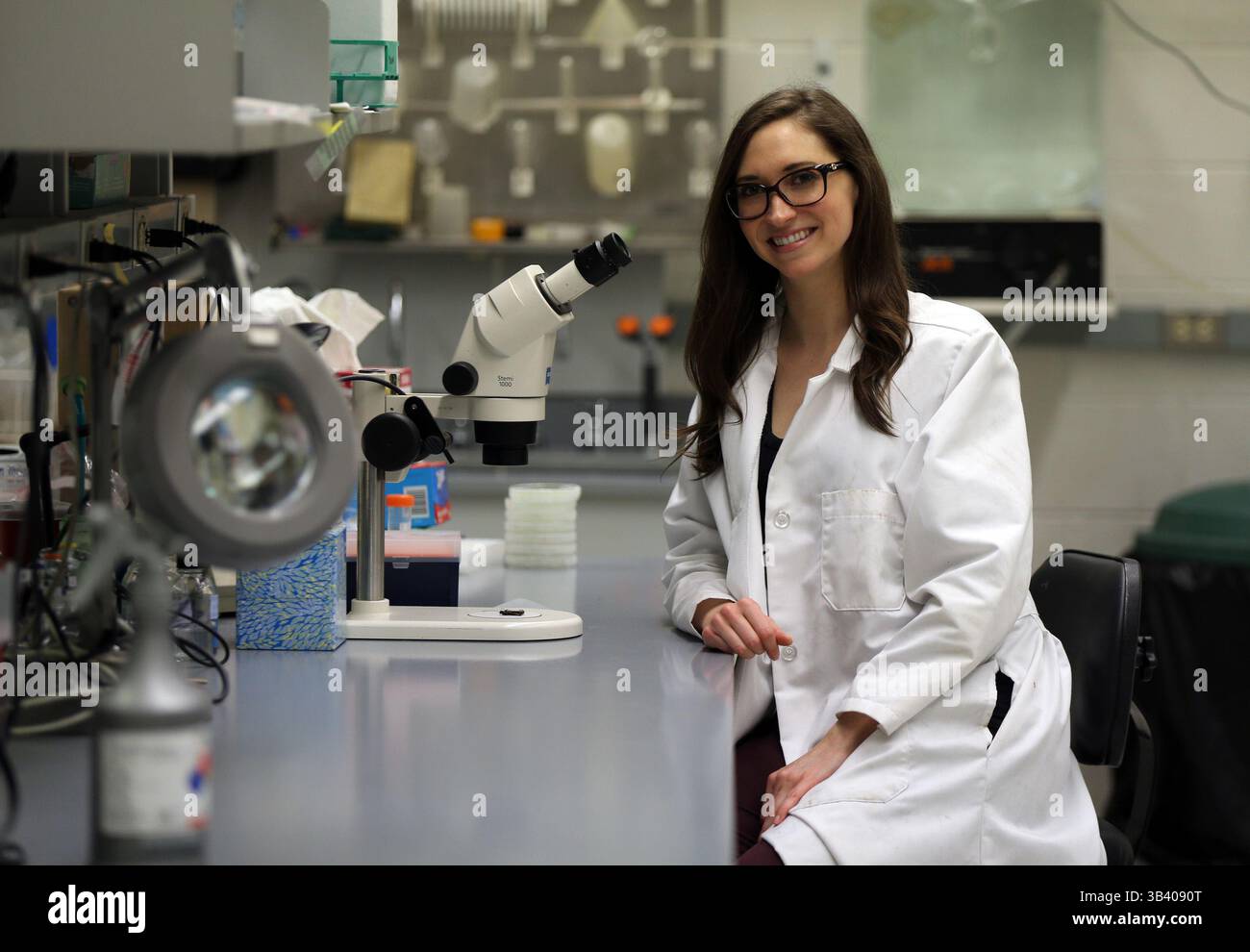 20 febbraio 2018 - Chicago, Illinois, USA - Susan Finkbeiner è una modella di pista e una scienziata presso l'Università di Chicago, dove viene vista in un laboratorio martedì 20 febbraio 2018. Studia entomologia e biologia evolutiva e studia colorazione delle farfalle, comportamento, mimetismo e visione. (Immagine di credito: © Terrence Antonio James/TNS via ZUMA Wire) Foto Stock