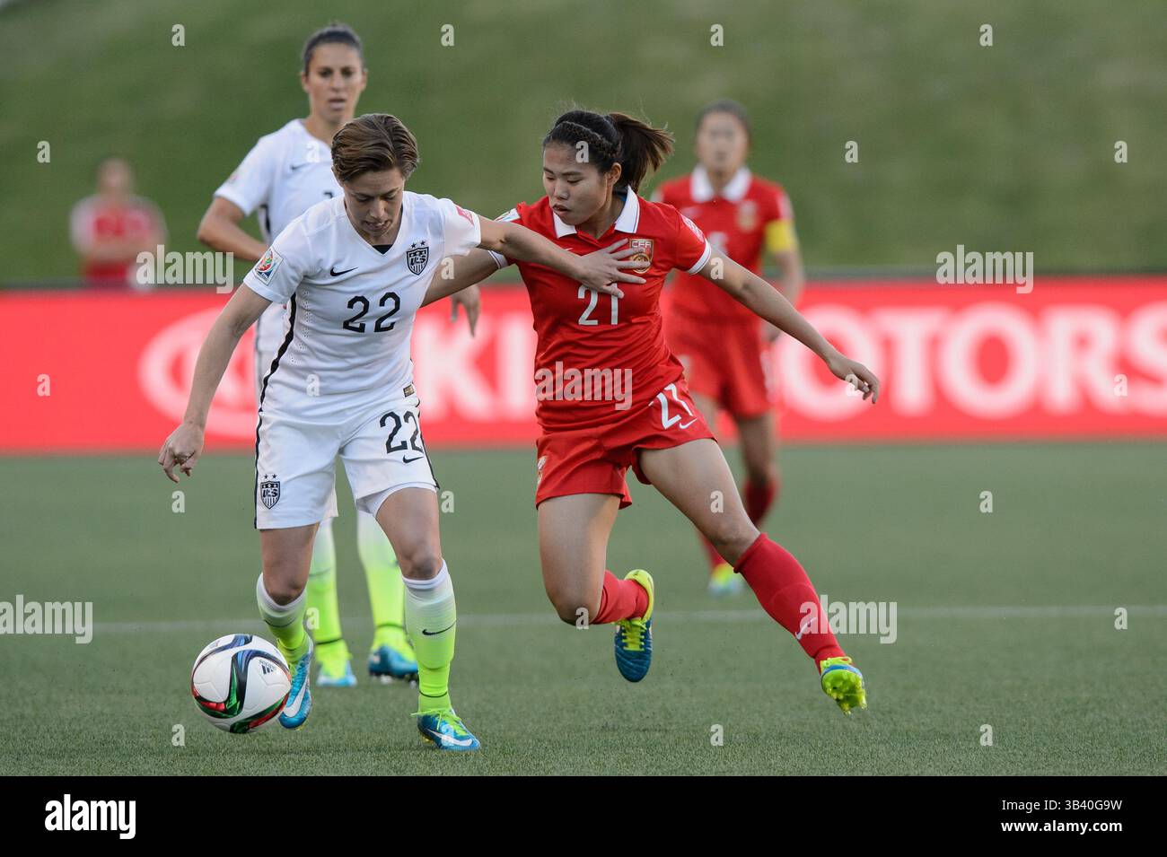 Meghan Klingenberg (22) degli Stati Uniti d'America combatte per la palla con Wang Lisi (21) della Cina durante la partita dei quarti di finale della Coppa del mondo femminile FIFA tra USA e Cina al Lansdowne Stadium di Ottawa, Canada, il 26 giugno 2015.(Credit Image: © Julian Avram/Cal Sport Media/ZUMAPRESS.com) Foto Stock