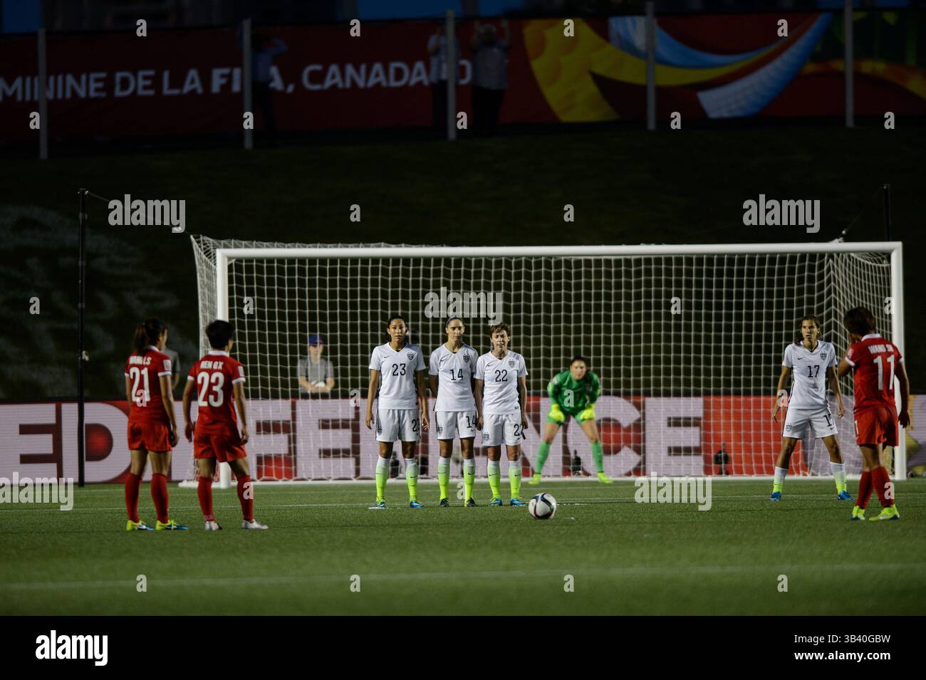 Ren Guixin (23) e Wang Lisi (21) cinesi si preparano a eseguire un calcio di punizione durante la partita dei quarti di finale della Coppa del mondo femminile FIFA tra USA e Cina al Lansdowne Stadium di Ottawa, Canada, il 26 giugno 2015. (Immagine di credito: © Julian Avram/Cal Sport Media/ZUMAPRESS.com) Foto Stock