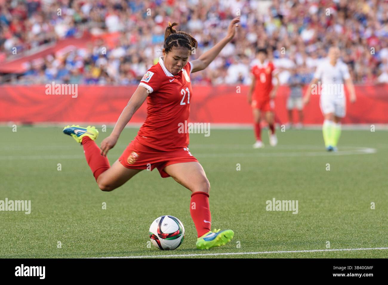 Wang Lisi (21) della Cina spara la palla durante la partita dei quarti di finale della Coppa del mondo femminile FIFA tra USA e Cina al Lansdowne Stadium di Ottawa, Canada, il 26 giugno 2015. (Immagine di credito: © Julian Avram/Cal Sport Media/ZUMAPRESS.com) Foto Stock