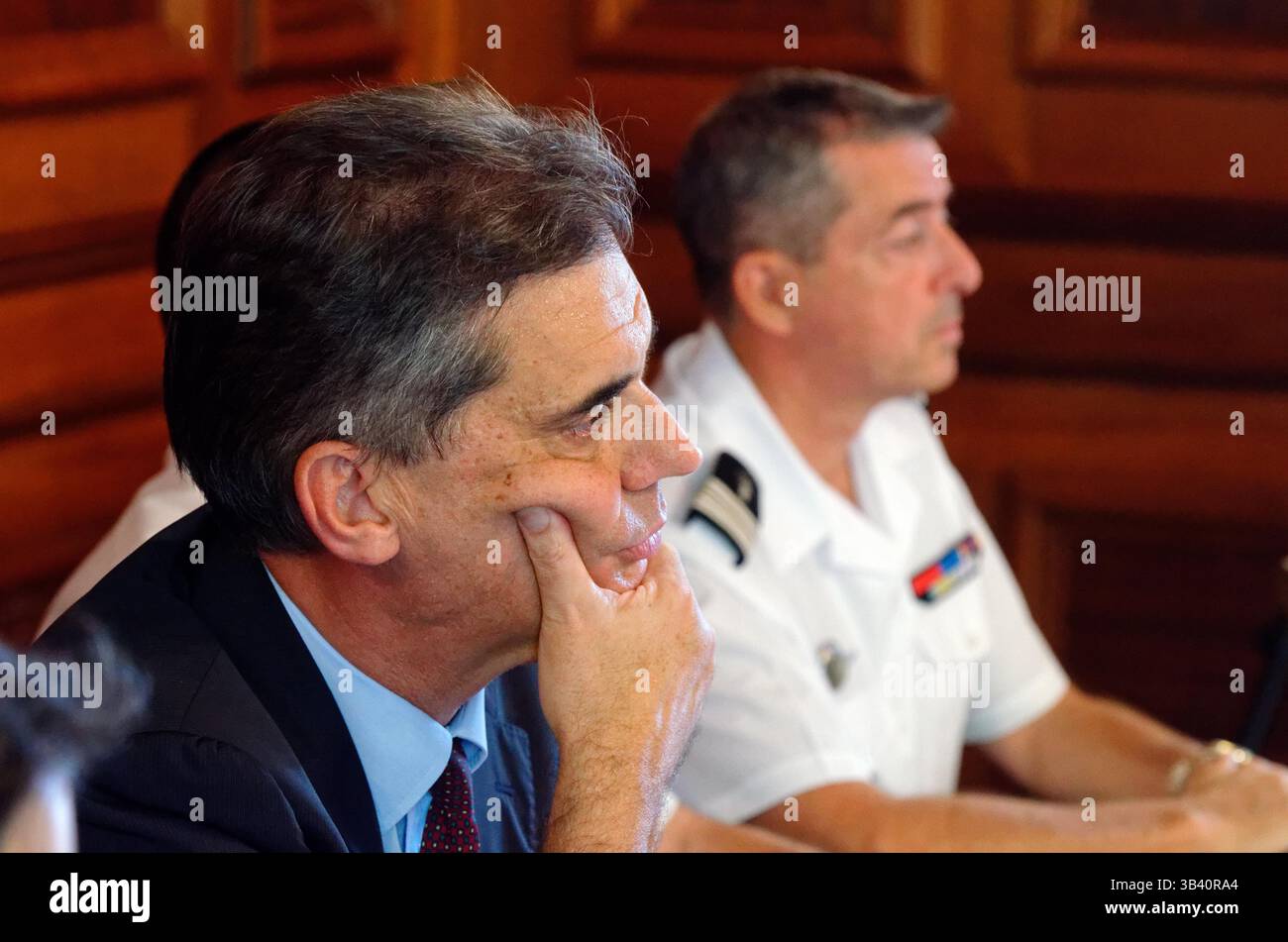 7 agosto 2015 - Saint-Denis, isola di riunione, Francia - su richiesta del Presidente della Repubblica e del primo Ministro, e per rispondere alle esigenze dell'indagine, si è deciso di dispiegare ulteriori mezzi aerei e marittimi per rilevare la possibile presenza di nuovi detriti al largo di la Reunion. Dominique Sorain, prefetto di riunione, ha tenuto una conferenza stampa oggi venerdì 7 agosto 2015 alle 15 nella prefettura di Saint-Denis, alla presenza di Jacques Luthaud, alto comandante delle forze armate della zona sud dell'Oceano Indiano (FAZSOI) per sostituto, comandante della zona meridionale del mare di ​​il i Foto Stock