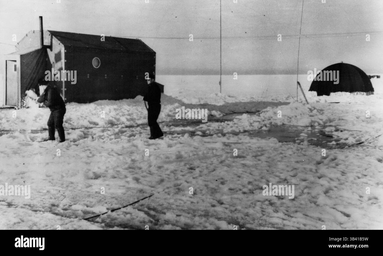 8 aprile 1956 - Polo Nord, Oceano Artico - Polo Nord-6 stazione scientifica di deriva. Il personale della stazione scientifica di deriva del Polo Nord-6, istituita dai sovietici, sta conducendo osservazioni meteorologiche, studiando gli strati superiori dell'atmosfera e facendo indagini idrologiche, i cui risultati vengono quotidianamente comunicati alla terraferma via radio. Durante i primi quattro mesi di costruzione, la banchina di ghiaccio su cui è situata la stazione ha percorso oltre 340 chilometri in una linea interrotta. In linea retta la distanza è di circa 75 chilometri. I cuscinetti della stazione ar Foto Stock