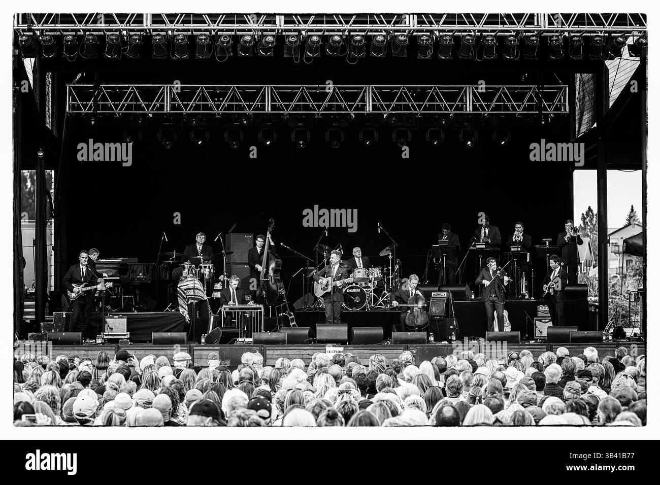 12 luglio 2015 - Bend, OR, U.S - Lyle Lovett suona l'anfiteatro Les Schwab di Bend, Oregon (immagine di credito: © Mike Albright tramite ZUMA Wire) Foto Stock