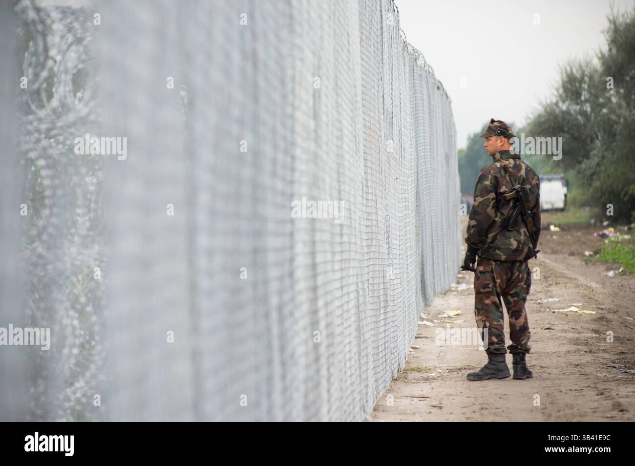 11 settembre 2015 - l'esercito ungherese ha visto pattugliare il confine accanto alle recinzioni di nuova costruzione per controllare il flusso di rifugiati che attraversano l'Ungheria. Migliaia di persone continuano ad attraversare il confine dalla Serbia all'Ungheria mentre il governo ungherese cerca di controllare il flusso di rifugiati bloccando il confine. 11 settembre 2015 (immagine di credito: © Geovien so via ZUMA Wire) Foto Stock