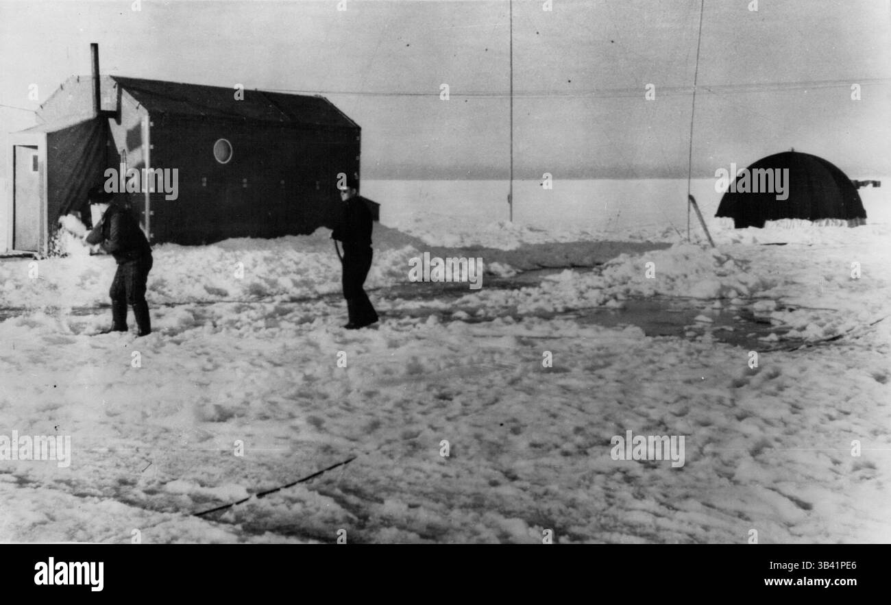 18 aprile 2012 - Polo Nord-6 Drifting Scientific Station.: Lo staff della stazione scientifica di drifting Polo Nord-6, istituita dai sovietici, sta conducendo osservazioni meteorologiche, studiando gli strati superiori dell'atmosfera e facendo indagini idrologiche - i cui risultati vengono quotidianamente comunicati alla terraferma via radio. Durante i primi quattro mesi di costruzione, la banchina di ghiaccio su cui è situata la stazione ha percorso oltre 340 chilometri in una linea interrotta. In linea retta la distanza è di circa 75 chilometri. I cuscinetti della stazione sono 74033' Northern Latit Foto Stock