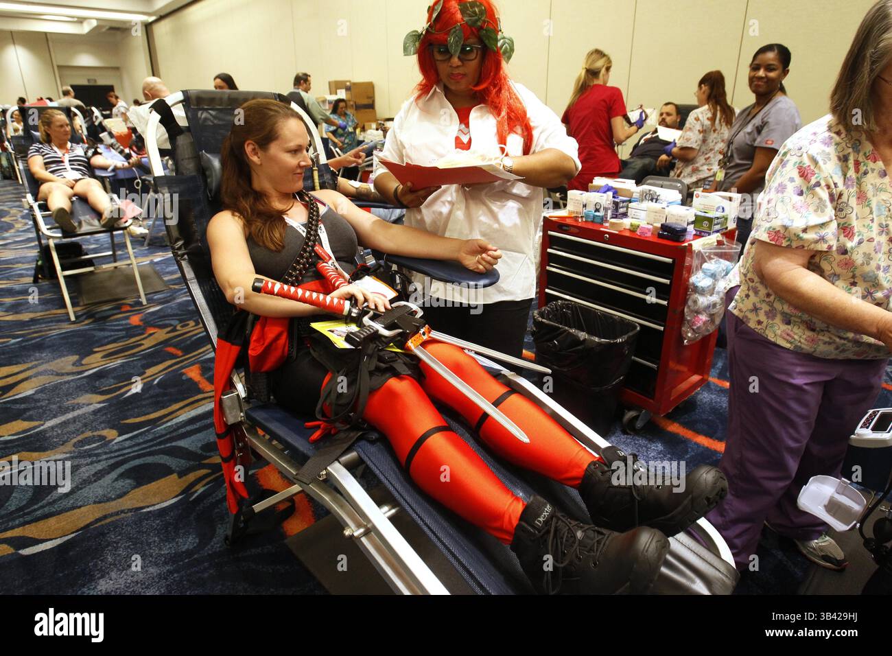 9 luglio 2015 - San Diego, California, Stati Uniti - 9 luglio 2015,- San Diego, CA. |Ophelia Hsu, di Albequrque, New Mexico, vestita a Lady Deadpool, è una donatrice di sangue regolare e ha deciso di dare anche al San Diego Comic-con 2015. Denise Green, una flebotomo della Blood Bank, vestita da Wonder Woman travestita da Poison Ivy.| foto di John Gibbins/U-T San Diego/Mandatory Credit: JOHN GIBBINS SAN DIEGO UNION-TRIBUNE/ZUMA PRESS | San Diego Union-Tribune foto di John Gibbins copyright 2015 (Credit Image: © John Gibbins/U-T San Diego/ZUMA Wire) Foto Stock