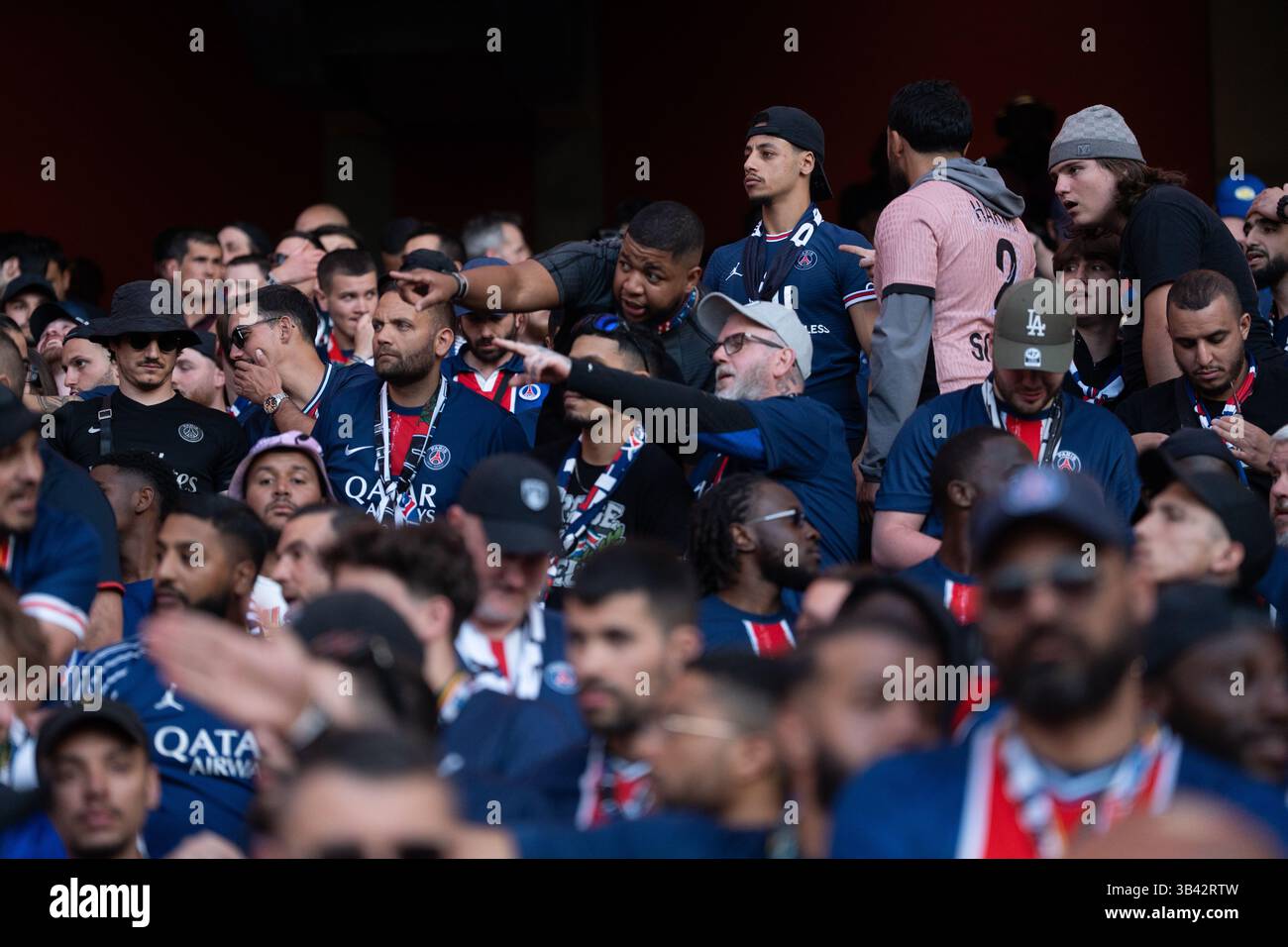LONDRA, INGHILTERRA - APRILE 29: Tifosi del PSG durante la semifinale di UEFA Champions League 2024/25, partita di prima gamba tra Arsenal e Paris Saint-Germain all'Arsenal Emirate Stadium il 29 aprile 2025 a Londra, Inghilterra. (Foto di Lounis Tiar credito: Lounisphotography/Alamy Live News Foto Stock