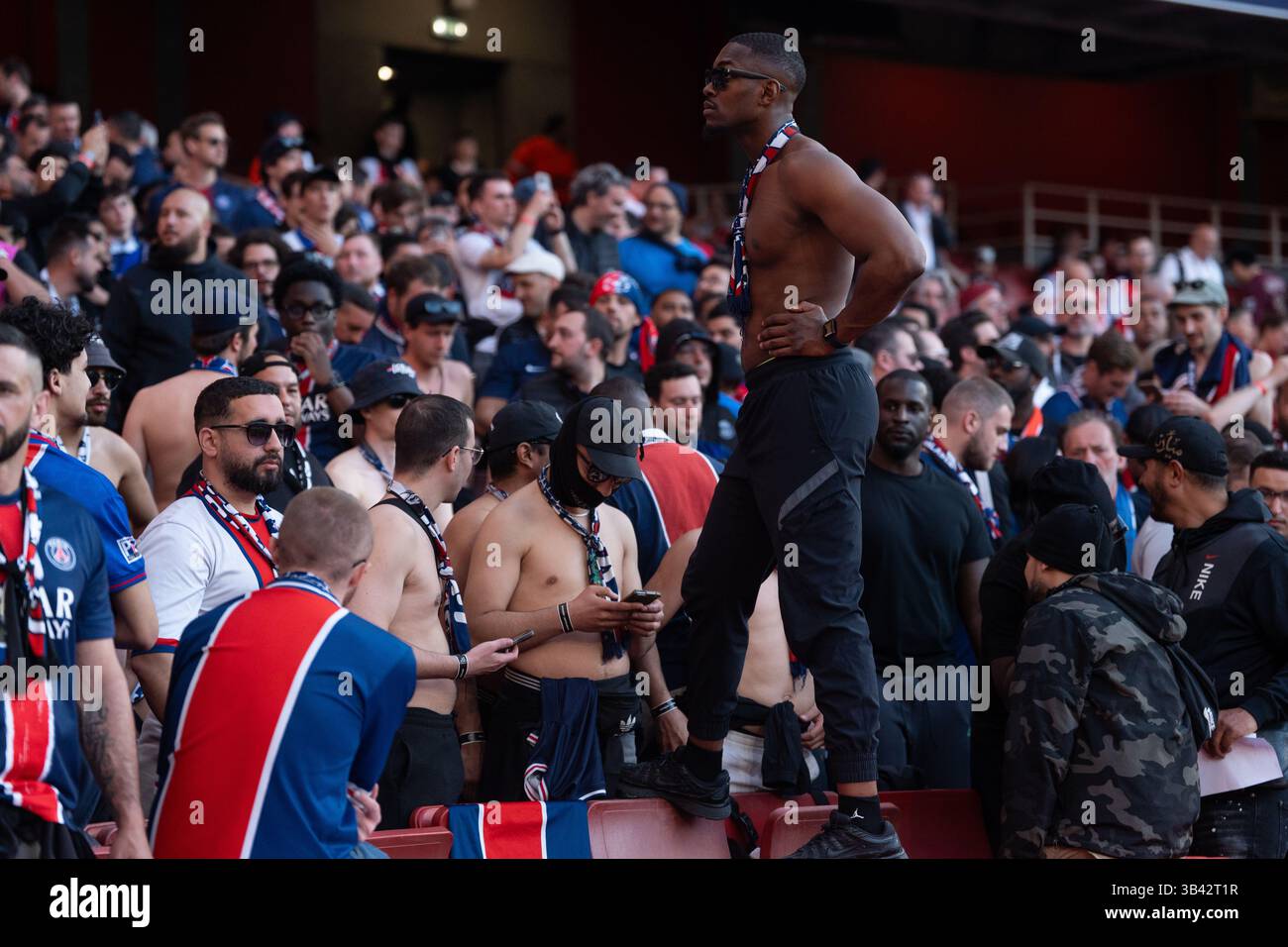 LONDRA, INGHILTERRA - APRILE 29: Tifosi del PSG durante la semifinale di UEFA Champions League 2024/25, partita di prima gamba tra Arsenal e Paris Saint-Germain all'Arsenal Emirate Stadium il 29 aprile 2025 a Londra, Inghilterra. (Foto di Lounis Tiar credito: Lounisphotography/Alamy Live News Foto Stock