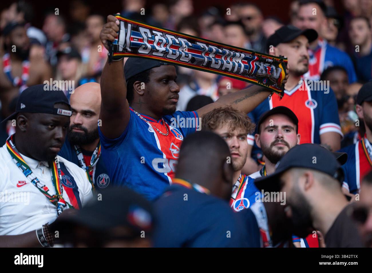 LONDRA, INGHILTERRA - APRILE 29: Tifosi del PSG durante la semifinale di UEFA Champions League 2024/25, partita di prima gamba tra Arsenal e Paris Saint-Germain all'Arsenal Emirate Stadium il 29 aprile 2025 a Londra, Inghilterra. (Foto di Lounis Tiar credito: Lounisphotography/Alamy Live News Foto Stock
