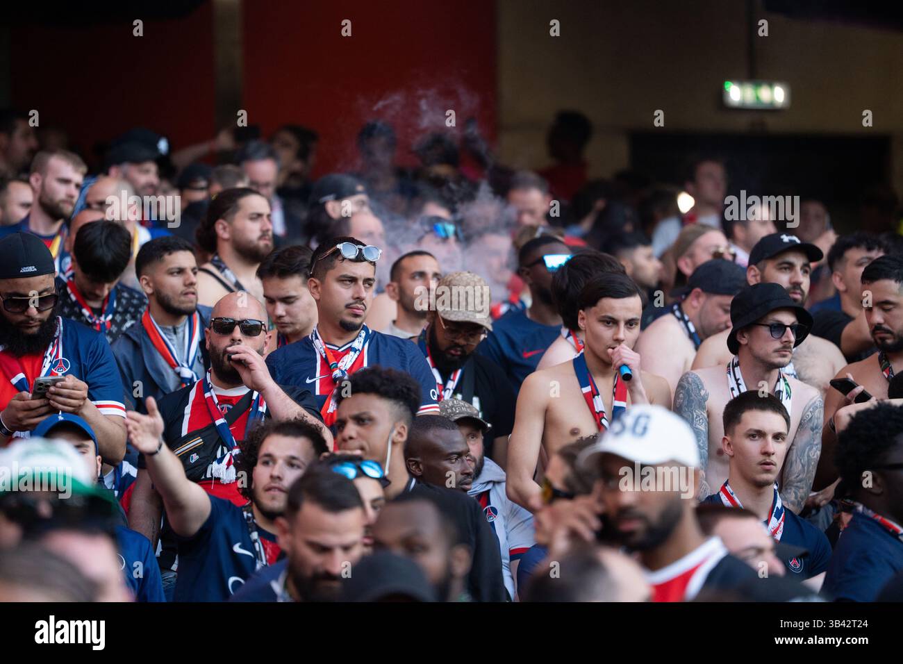 LONDRA, INGHILTERRA - APRILE 29: Tifosi del PSG durante la semifinale di UEFA Champions League 2024/25, partita di prima gamba tra Arsenal e Paris Saint-Germain all'Arsenal Emirate Stadium il 29 aprile 2025 a Londra, Inghilterra. (Foto di Lounis Tiar credito: Lounisphotography/Alamy Live News Foto Stock