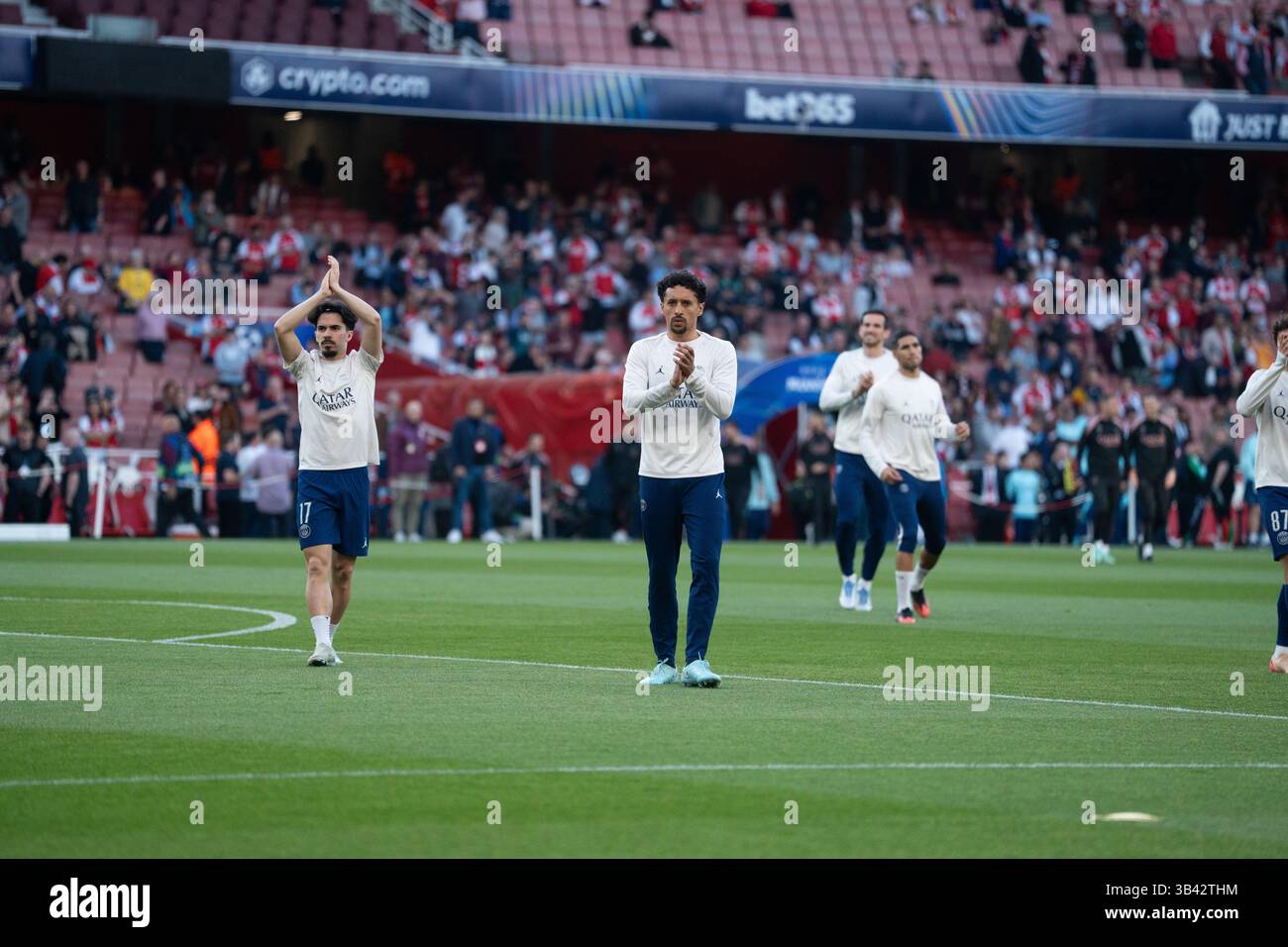 LONDRA, INGHILTERRA - APRILE 29: Il PSG si riscalda durante la semifinale di UEFA Champions League 2024/25, partita di prima gamba tra l'Arsenal e il Paris Saint-Germain all'Arsenal Emirate Stadium il 29 aprile 2025 a Londra, Inghilterra. (Foto di Lounis Tiar credito: Lounisphotography/Alamy Live News Foto Stock