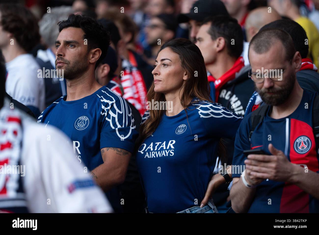 LONDRA, INGHILTERRA - APRILE 29: Tifosi del PSG durante la semifinale di UEFA Champions League 2024/25, partita di prima gamba tra Arsenal e Paris Saint-Germain all'Arsenal Emirate Stadium il 29 aprile 2025 a Londra, Inghilterra. (Foto di Lounis Tiar credito: Lounisphotography/Alamy Live News Foto Stock