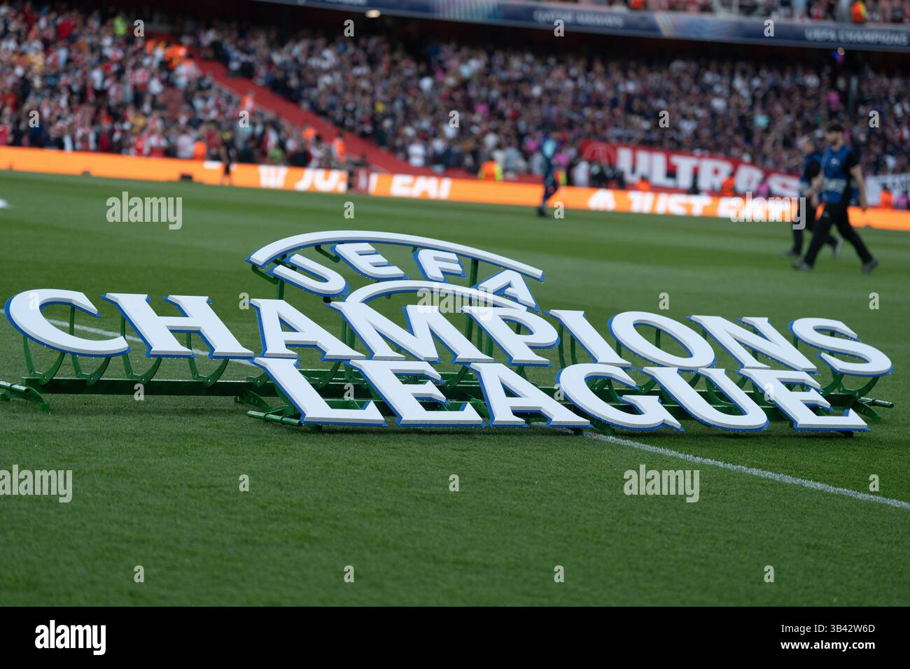 LONDRA, INGHILTERRA - APRILE 29: Firma della Champions League durante la partita di prima tappa della semifinale di UEFA Champions League 2024/25 tra l'Arsenal e il Paris Saint-Germain all'Arsenal Emirate Stadium il 29 aprile 2025 a Londra, Inghilterra. (Foto di Lounis Tiar credito: Lounisphotography/Alamy Live News Foto Stock