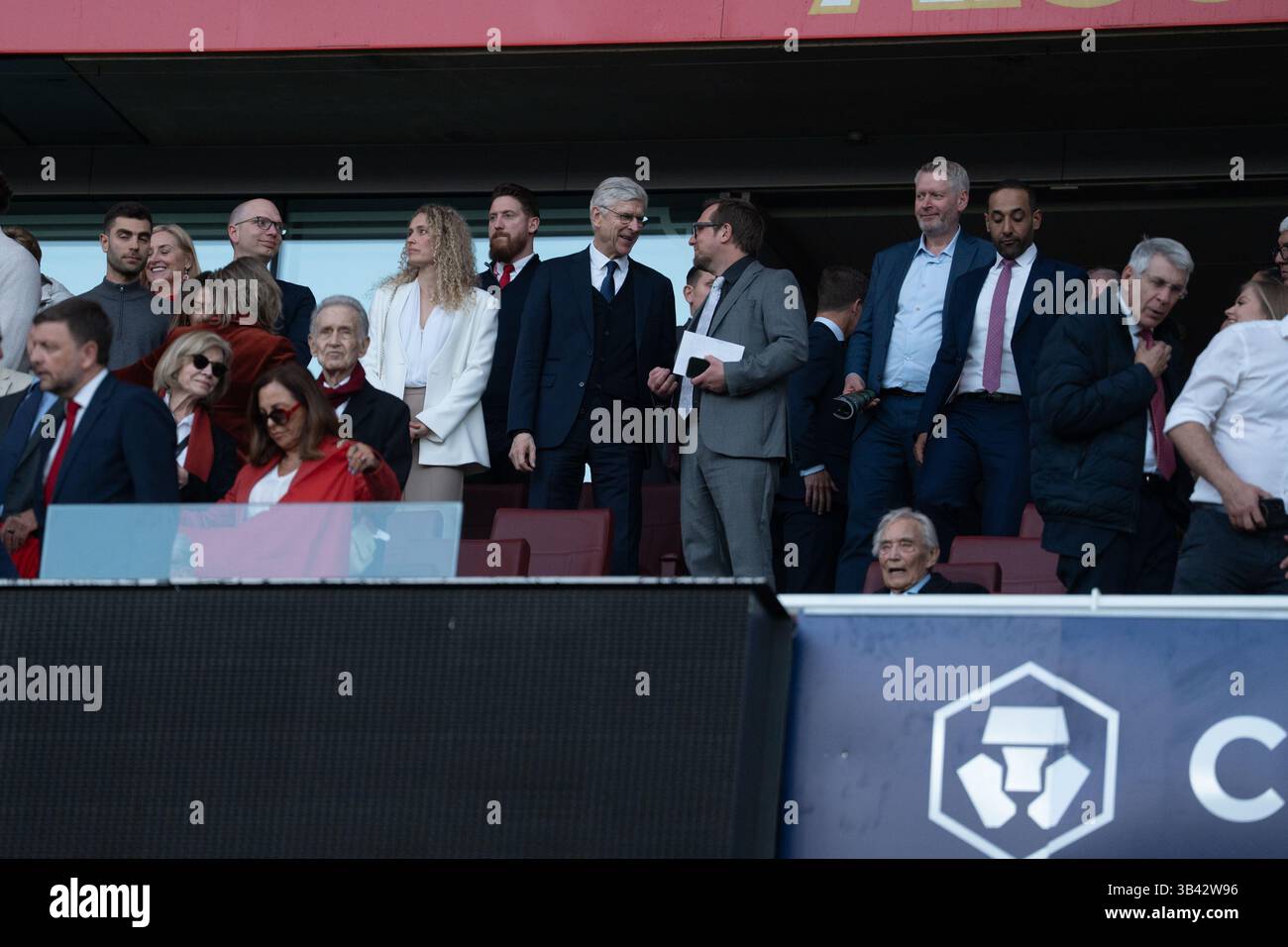 LONDRA, INGHILTERRA - APRILE 29: Arsene Wenger, ex calciatore e allenatore di calcio francese e attuale capo dello sviluppo globale del calcio FIFA, in tribuna prima partita della semifinale di UEFA Champions League 2024/25 tra l'Arsenal e il Paris Saint-Germain all'Arsenal Emirate Stadium il 29 aprile 2025 a Londra, Inghilterra. (Foto di Lounis Tiar credito: Lounisphotography/Alamy Live News Foto Stock