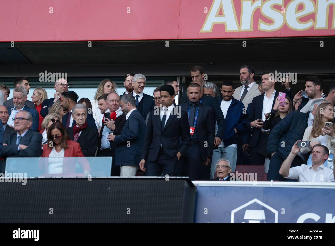 LONDRA, INGHILTERRA - APRILE 29: Nasser al-Khelaifi presidente del Paris Sait-Germain in tribuna prima partita della semifinale di UEFA Champions League 2024/25 tra Arsenal e Paris Saint-Germain all'Arsenal Emirate Stadium il 29 aprile 2025 a Londra, Inghilterra. (Foto di Lounis Tiar credito: Lounisphotography/Alamy Live News Foto Stock