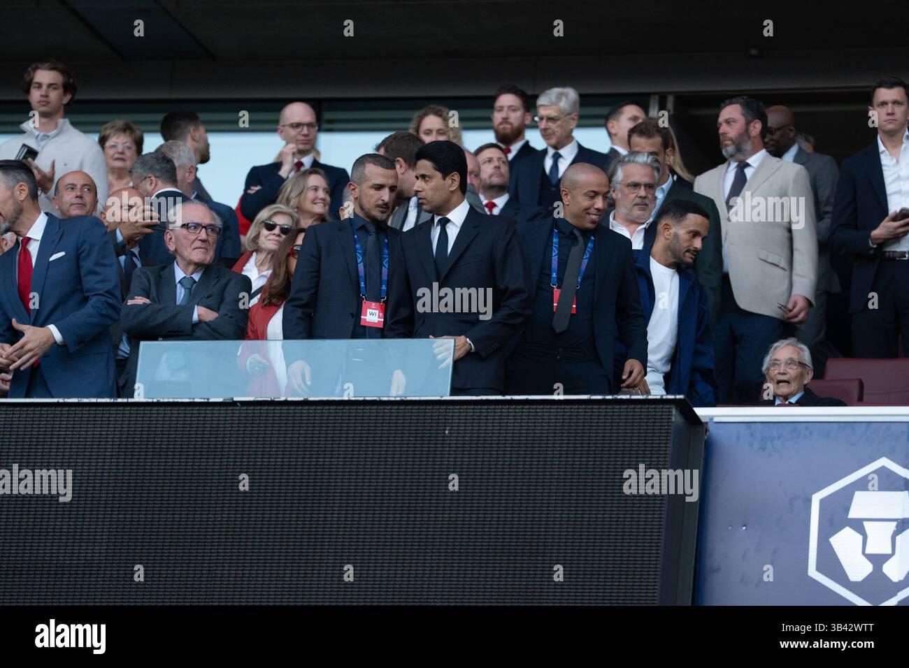 LONDRA, INGHILTERRA - APRILE 29: Nasser al-Khelaifi presidente del Paris Sait-Germain in tribuna prima partita della semifinale di UEFA Champions League 2024/25 tra Arsenal e Paris Saint-Germain all'Arsenal Emirate Stadium il 29 aprile 2025 a Londra, Inghilterra. (Foto di Lounis Tiar credito: Lounisphotography/Alamy Live News Foto Stock