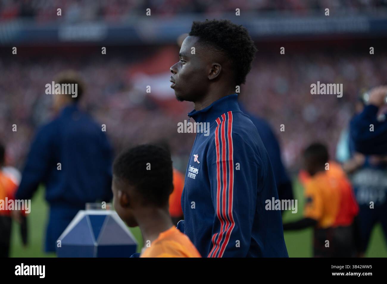 LONDRA, INGHILTERRA - APRILE 29: Bukayo Saka entra in campo prima della semifinale di UEFA Champions League 2024/25, partita di prima gamba tra l'Arsenal e il Paris Saint-Germain all'Arsenal Emirate Stadium il 29 aprile 2025 a Londra, Inghilterra. (Foto di Lounis Tiar credito: Lounisphotography/Alamy Live News Foto Stock