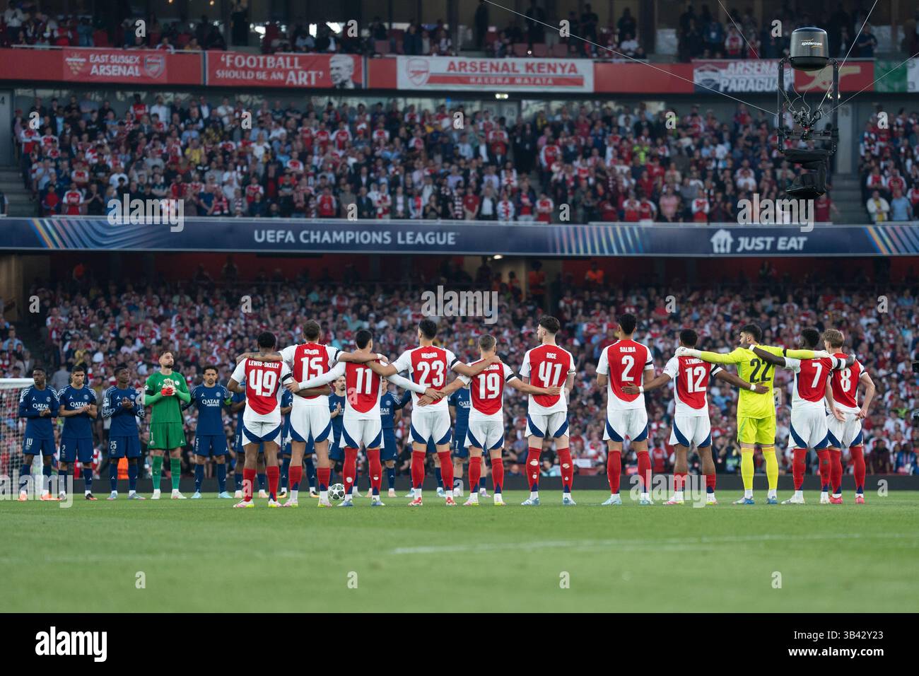LONDRA, INGHILTERRA - APRILE 29: La squadra dell'arsenale affronta la squadra del PSG prima della partita di prima tappa della semifinale di UEFA Champions League 2024/25 tra l'Arsenal e il Paris Saint-Germain all'Arsenal Emirate Stadium il 29 aprile 2025 a Londra, Inghilterra. (Foto di Lounis Tiar credito: Lounisphotography/Alamy Live News Foto Stock