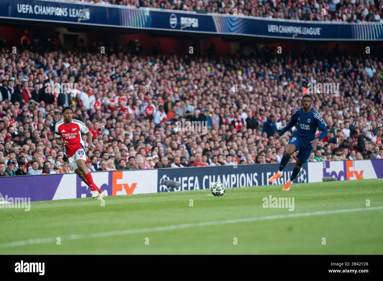 LONDRA, INGHILTERRA - APRILE 29: Myles Lewis-Skelly e Ousmane Dembele durante la semifinale di UEFA Champions League 2024/25, partita di prima gamba tra Arsenal e Paris Saint-Germain all'Arsenal Emirate Stadium il 29 aprile 2025 a Londra, Inghilterra. (Foto di Lounis Tiar credito: Lounisphotography/Alamy Live News Foto Stock