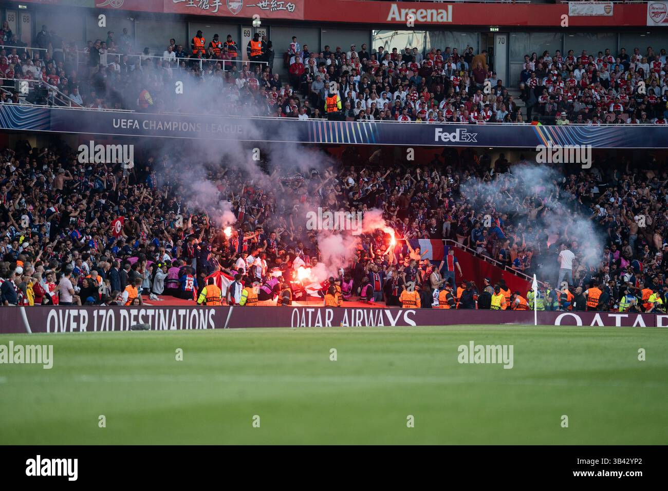 LONDRA, INGHILTERRA - APRILE 29: Tifosi del PSG dopo il primo gol del PSG durante la semifinale di UEFA Champions League 2024/25, partita di prima gamba tra l'Arsenal e il Paris Saint-Germain all'Arsenal Emirate Stadium il 29 aprile 2025 a Londra, Inghilterra. (Foto di Lounis Tiar credito: Lounisphotography/Alamy Live News Foto Stock