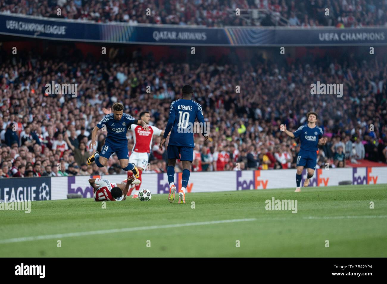 LONDRA, INGHILTERRA - APRILE 29: Désiré Doué salta per evitare una caduta, e Ousmane Dembele durante la semifinale di UEFA Champions League 2024/25 prima partita tra Arsenal e Paris Saint-Germain all'Arsenal Emirate Stadium il 29 aprile 2025 a Londra, Inghilterra. (Foto di Lounis Tiar credito: Lounisphotography/Alamy Live News Foto Stock