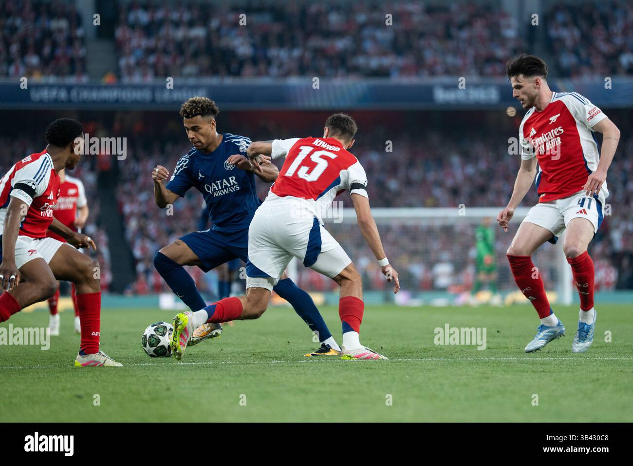 LONDRA, INGHILTERRA - APRILE 29: Désiré Doué è stato messo sotto pressione da Jakub Kiwior durante la semifinale di UEFA Champions League 2024/25, partita di prima gamba tra Arsenal e Paris Saint-Germain all'Arsenal Emirate Stadium il 29 aprile 2025 a Londra, Inghilterra. (Foto di Lounis Tiar credito: Lounisphotography/Alamy Live News Foto Stock