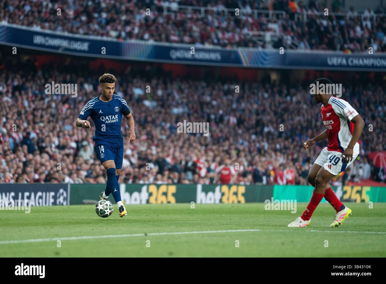LONDRA, INGHILTERRA - APRILE 29: Désiré Doué affronta Myles Lewis-Skelly durante la semifinale di UEFA Champions League 2024/25, partita di prima gamba tra Arsenal e Paris Saint-Germain all'Arsenal Emirate Stadium il 29 aprile 2025 a Londra, Inghilterra. (Foto di Lounis Tiar credito: Lounisphotography/Alamy Live News Foto Stock